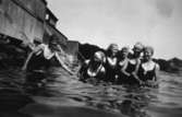 Sex badklädda kvinnor som står i vattnet, troligtvis i Tulebosjön, cirka 1930. Relaterat motiv: 2007_0295.