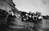 Sex badklädda kvinnor som står i vattnet, troligtvis i Tulebosjön, cirka 1930. Relaterat motiv: 2007_0295.