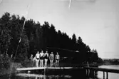 Två pojkar och fem badklädda män poserar ståendes på en brygga, eventuellt på Stenungsön, 1930-tal. Där famiiljen Alberts (Karl Alberts) hade ett sommarhus.