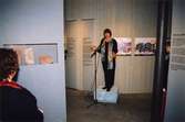 Museichef Mari-Louise Olsson talar vid invigningen av utställningen 