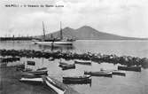 Napoli - Il Vesuvio de Santa Lucia.

Den avbildade ånglustyachten i fotografiet kan vara fartyget Sheelah som ägdes av Ethel Beatty, amiral David Beattys hustru.