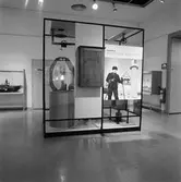 Utställningstext:  Germandö fyr  Germandö är en stor, flack, barrskogsbevuxen ö i Luleå skärgård, Den gamla segelleden löper efter öns östra sida upp mot Tjuvholmssundet och vidare mot Luleå. Angöringen sker vid Rödkallen där en fyr uppfördes 1851. 30 år senare tillkom fyrbelysning i leden in till Luleå. Dessa ledfyrar var bland de första i Sverige.