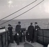 Långresan 22/10 1902 - 18/4 1903. Chef: KK1. H.D.M. Hamilton, Sek.: Kapt. H.W.M. Krusenstierna.
Från vänster: U-löjtn. A.E. Aspenberg, Löjtn:a A.E. Tydén och A.T. Blom.