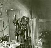 Borrmaskin i mekaniska verkstaden. Borrmaskinen troligen från 1920 talet. Drivs med transmission.