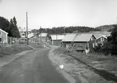 Ångermanland, Nordingrå sn. Bebyggelsen i Bönhamns fiskeläge. Här fanns tidigare ett femtontal yrkesfiskare och nu
bara en. På 1920-talet startades en emballagefabrik i Bönhamn. Ursprungligen gjorde man träkaggar men har övergått
till plåtemballage. Fabriken sysselsätter totalt omkring 15 personer. Den ägs av Docksta skofabrik. I fiskeläget har man under senare tid satsat på turismen. En del sjöbodar och kokhus har byggts om för turister. Helt nya stugor har också byggts.
Jfr Fo41739AB.