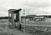 Ångermanland, Trysunda. Under 1960-talet har man genom hamnlaget satt upp vägvisare på ön, samt förmått Televerket att placera hit en telefonkiosk. Allt för att möta den ökande turismens behov.