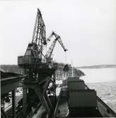 Bulkfartyget Avafors lossar den sista kollasten som tas in i Värtahamnen Stockholm, den 1 mars 1972.
Gasverket ombyggt till oljedrift.