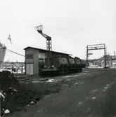 Bulkfartyget Avafors lossar den sista kollasten som tas in i Värtahamnen Stockholm, den 1 mars 1972.
Gasverket ombyggt till oljedrift.
