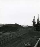 Bulkfartyget Avafors lossar den sista kollasten som tas in i Värtahamnen Stockholm, den 1 mars 1972.
Gasverket ombyggt till oljedrift.