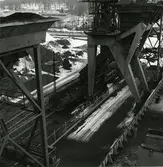 Bulkfartyget Avafors lossar den sista kollasten som tas in i Värtahamnen Stockholm, den 1 mars 1972.
Gasverket ombyggt till oljedrift.