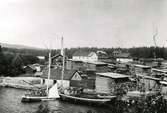 Strömsholms kanal, Saxehammarens hamn. Tv. schasen Larsbo VI, skeppare Ludvig Persson, omkr. 1900.