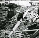 Refoto av kopior föreställande skeppsbyggnadsarbete på ett trä skeppsvarv på 1930 talet.