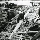 Refoto av kopior föreställande skeppsbyggnadsarbete på ett trä skeppsvarv på 1930 talet.