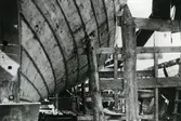 Refoto av kopior föreställande skeppsbyggnadsarbete på ett trä skeppsvarv på 1930 talet.