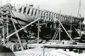 Refoto av kopior föreställande skeppsbyggnadsarbete på ett trä skeppsvarv på 1930 talet.