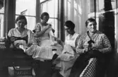 Personalen i syverkstaden på Streteredshemmet, 1920-30-tal. Andra från vänster är Anna Larsson (född Hasselberg). Där lagade och sydde de barnens kläder. Syrummet var placerat i 