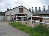 Åby stallbacke inför rivning, byggnad 9-10, Stall Peter Norberg.



Åby travbana planeras att bara användas som en tävlingsbana varför stallarna på stallbacken avvecklas och rivs. Efter rivningen är området planerat för 735 bostäder i flerbostadshus och radhus med olika upplåtelseformer. 

Se plan över området, foto 2015_0001-69.