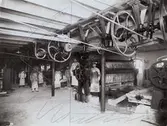 Rörstrands fabrik. Fabriksinteriör med män i förkläden. 