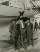 Båttransport. Troligen 6:a på väg till en större kappsegling. Tore Holm till höger.
Arvid Schultz i mitten.