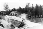 Foto av foto hos skeppsbyggmästare Bertil Larsson, Sjötorp.
Fiskebåt för Ryssland (Sovjetunionen) under sjösättning 1950