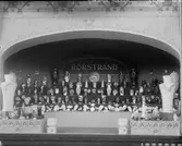 Fotografier som avbildar ett flertal av Rörstrands utställningsmontrar på konst- och industriutställningar i Stockholm, Göteborg, Helsingborg och S:t Petersburg runt sekelskiftet 1900.