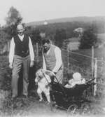 Toltorpsdalen i Mölndal på 1920-talet. Bild på två män och två barn varav ett i barnvagn.