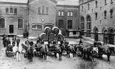 Nordstjernans bryggeri. Bilden visar en uppställning av arbetare med häst och vagn på innergården. Bildtext till vykort 