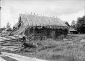 Ekonomibyggnad med halmtak, Kvekgården, Fröslunda socken, Uppland 1929