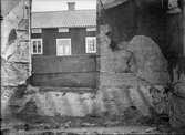 Timmervägg med tapetrester, Altuna socken, Uppland 1939