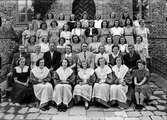 Grupporträtt  - elever och lärare vid Wiks folkhögskola, Vik, Balingsta socken, Uppland 1944