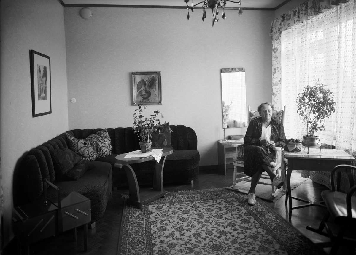 Paul Sandberg, Kvinna i hemmiljö, sannolikt i Uppsala, 1945
