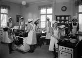 Matlagning på Fackskolan för huslig ekonomi, Trädgårdsgatan 14, Uppsala 1945