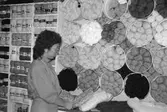 Ny garnaffär öppnar på Spinnmästarevägen i Lindome, år 1985. 