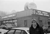 Seth Larsson framför det nybyggda Seth's Antenn och TV-service AB i Lindome, år 1985. 