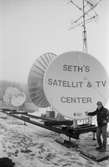 Seth Larsson på taket till det nybyggda Seth's Antenn och TV-service AB i Lindome, år 1985.

För mer information om bilden se under tilläggsinformation.