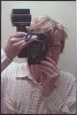 Lennart Andersson, fotograf och ansvarig för fotosamlingarna vid Älvsborgs länsmuseum.

Ingår i en bildserie av personalen på Älvsborgs Länsmuseum.
