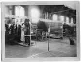 Älvsborgs läns hushållningssällskaps kulturhistoriska utställning i läroverkets gymnastiksal 1912.