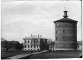 Museets byggnad och det äldre vattentornet före påbyggnaden, Vänersborg. (Vänersborgs museum)