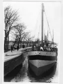 Vänersborg, Hamnkanalen. Två fartyg förtöjda