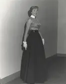 Tonårsmode, höst. Modell i randig ärmlös blus, långkjol, lackskärp och vita handskar. Vid utflykt till Drottningholm Slott.