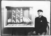 Johansson och hans skeppsmodell,  Vänersborg