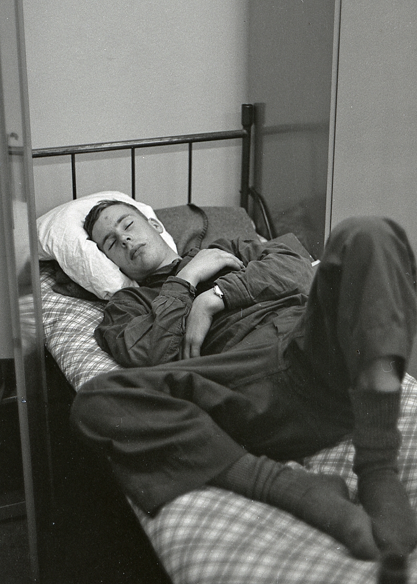 Claes-Göran Hedström, Värnpliktige sover i logementet på I21 Västernorrlands Regemente, Sollefteå.