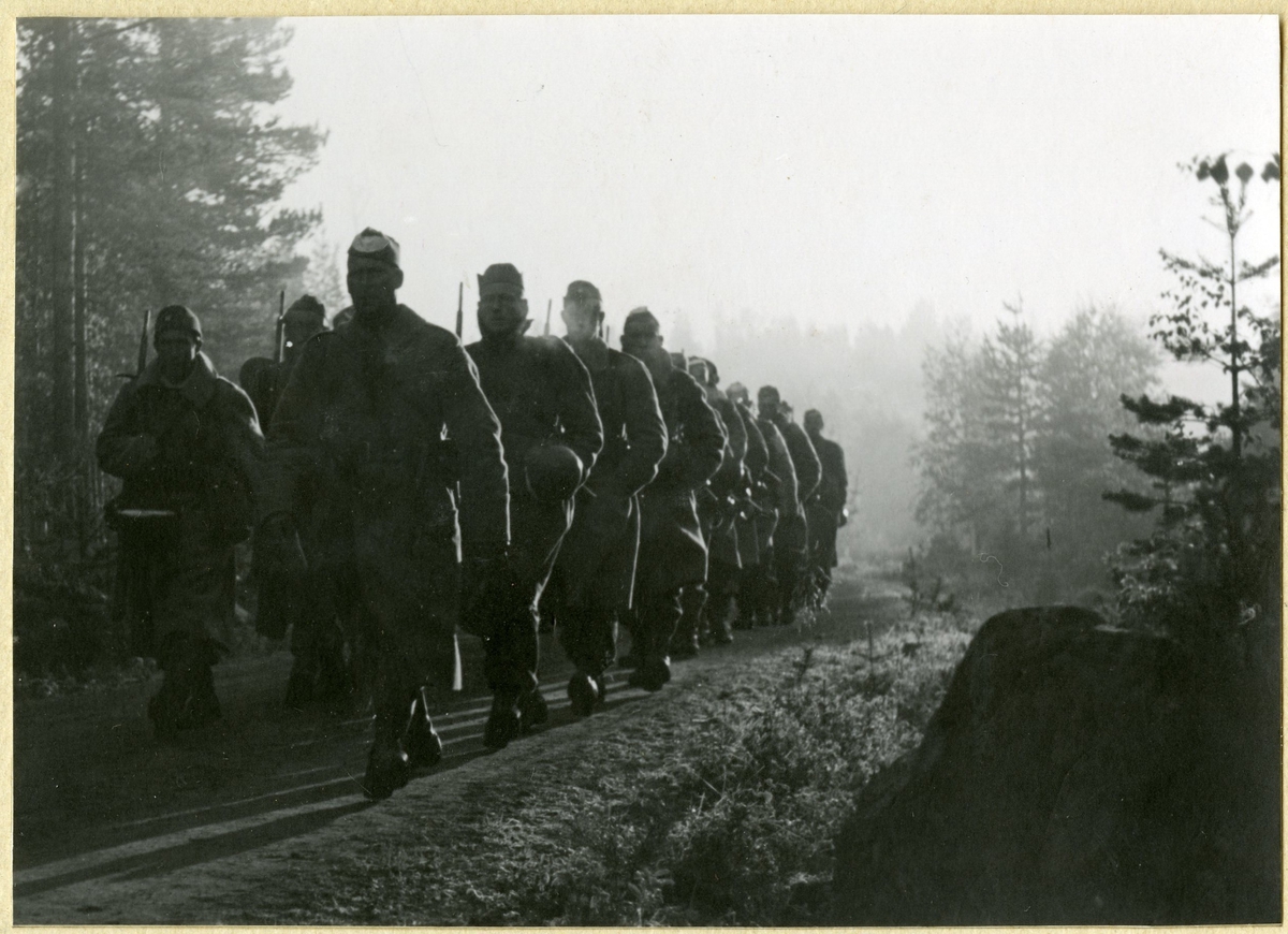 Ingvar Hammar, Conscripts march at morning dawn.
