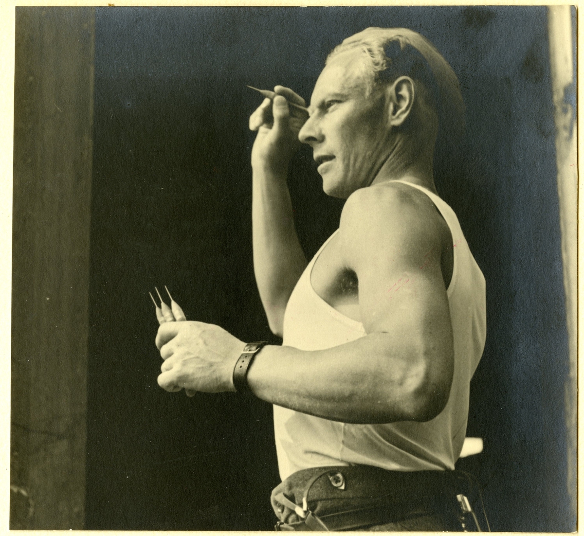 Ingvar Hammar, Arrow throwing as a recreational job during the standby period.