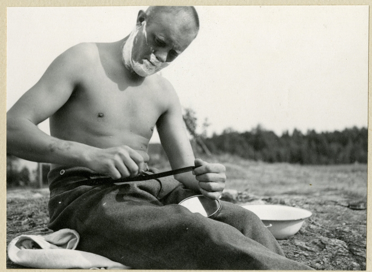 Ingvar Hammar, Soldier shaves on fields during the standby period.