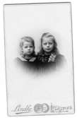 Lidköping. Elisabeth Påhlman, 6år och Margareta Silverhjelm, 7år.