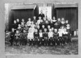 Skolkort  från Öxnered.
Gossen som sitter på nedre raden som nummer tre från höger är Yngve Lext (1905-02-11 - 1970-06).