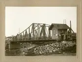 Gropbron, Vänersborg.
Foto ca 1925.

Bron på bilden stod klar 1912, och var i bruk fram till 1966, då den ersattes av nuvarande [2012] klaffbro.