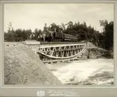 Uddevalla - Wänersborg - Herrljunga järnväg. U.W.H.J.

Provbelastning av stålbron över Göta älv mellan Vänersborg och Vargön (dåvarande Rånnum) sommaren 1899.