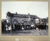 Vid IOGT-logen korsningen Vallgatan x Nygatan.

1881 bildades den första IOGT-logen i Vänersborg, nr 40 Trygghet, vilket man kan läsa på fanan i mitten på bilden. 1882 bildades två loger till, Garizim och Hoppets stjärna  1884 byggde man ett eget hus vid korsningen Vallgatan - Nygatan.